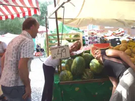 scene op de markt - Eijmert Judith en Marieke.webp